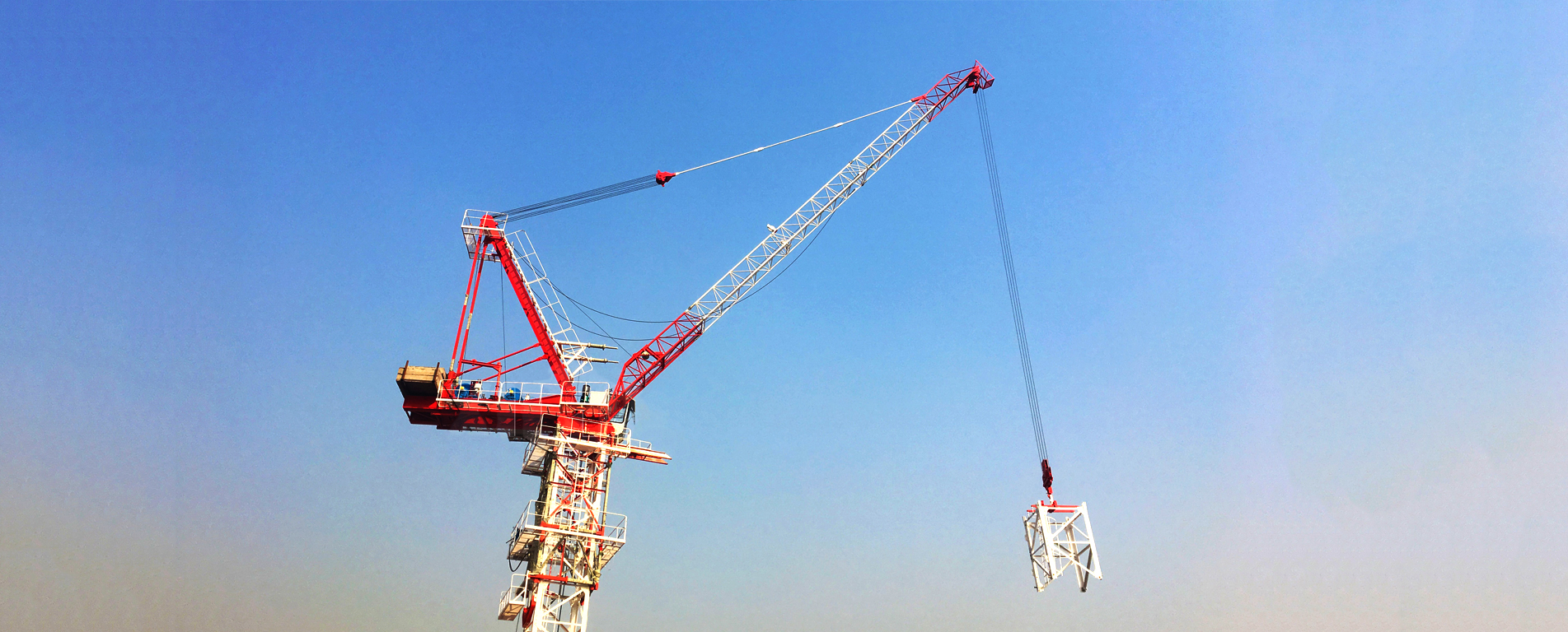 Luffing tower crane